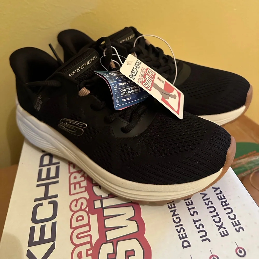 Skechers women’s Black Sneakers new! Size 7.5 - Picture 6 of 6